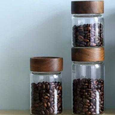 Recipiente de vidro com tampa de madeira